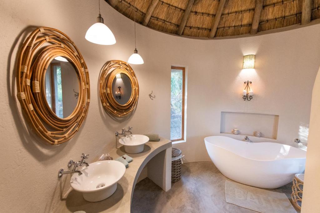 Nyala Safari Lodge Bathroom