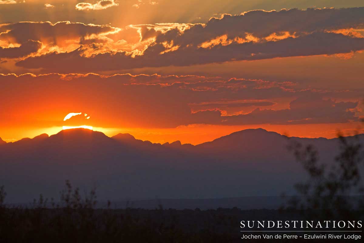 Sun Sinks into Horizon Sun Sinks into Horizon